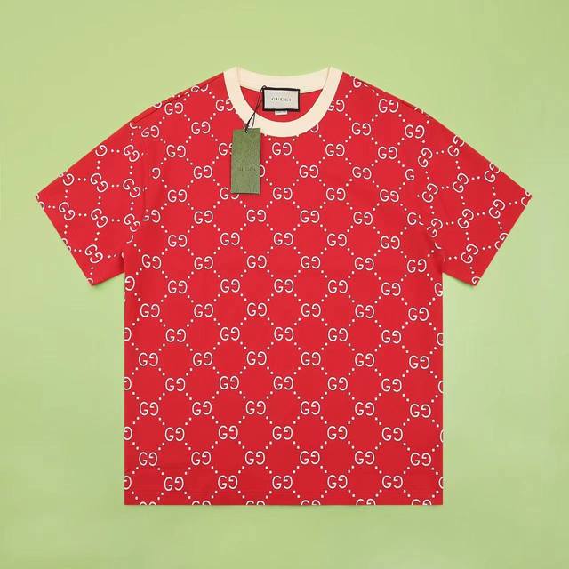 Gucc*古奇24春夏最新款gg提立体印花短袖t恤 品牌经典字母交织图案以红色匠心呈现为这款棉质印花上衣注入勃勃生机 交织字母图案源自七十多年前的设计 从贯穿于
